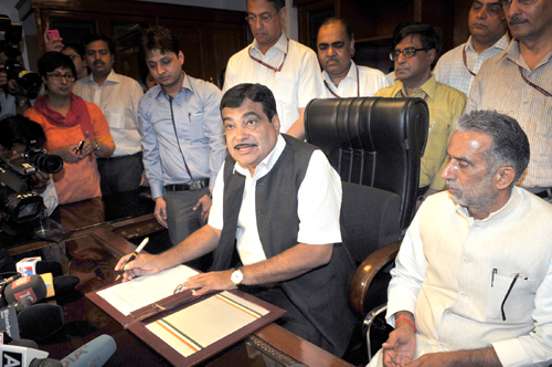 Nitin Gadkari takes charge of his ministry