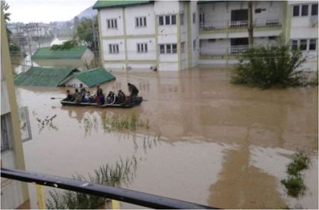 Thousands of people stranded in flood-hit Kashmir, rescue on