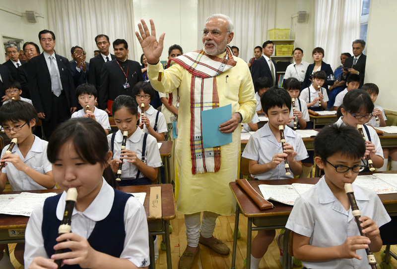 PM visits elementary school in Japan 