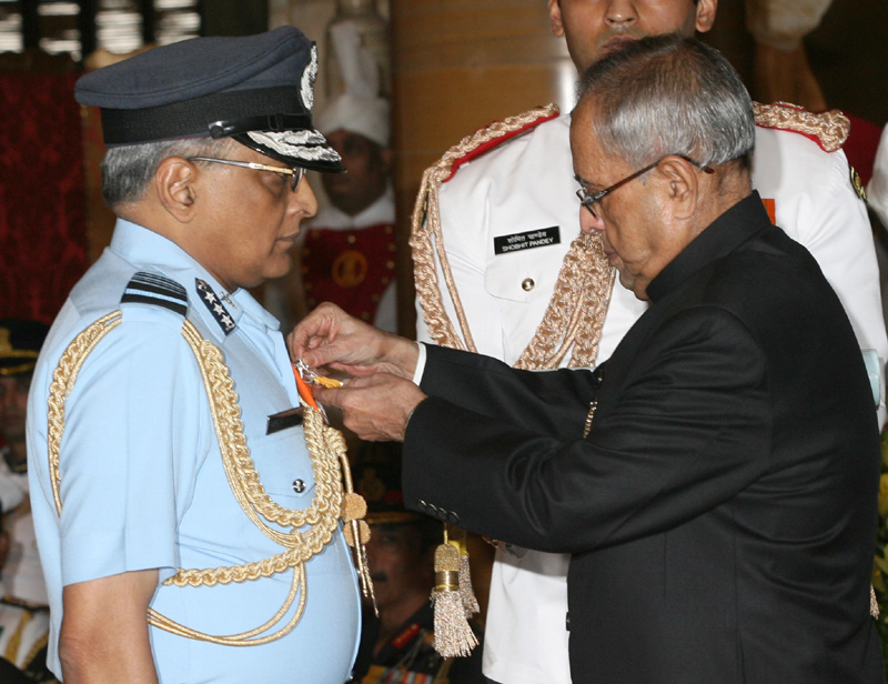 President confers gallantry and distinguished service awards 