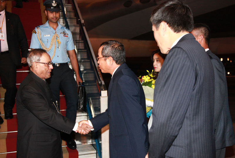 President Pranab Mukherjee reaches Vietnam 