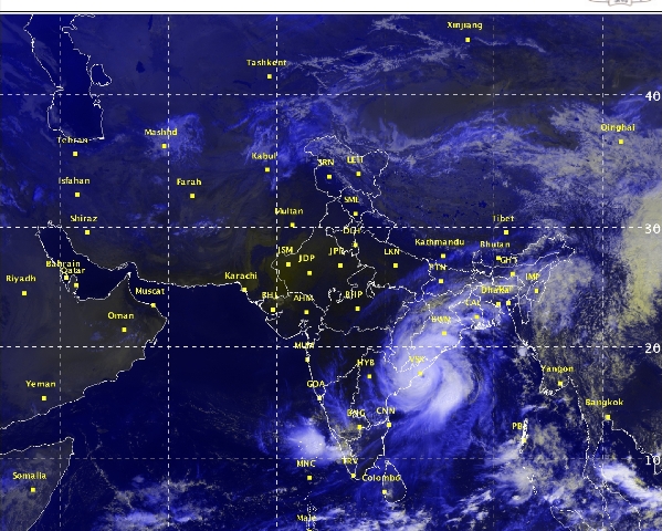 Cyclone Hudhud makes landfall in Vishakapatnam, 2 die