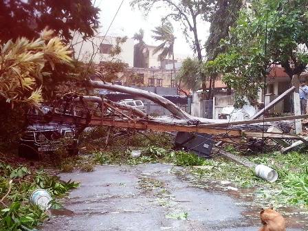 Cyclone Hudhud claims six lives