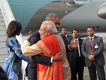 Modi welcomes Obama in India with a hug