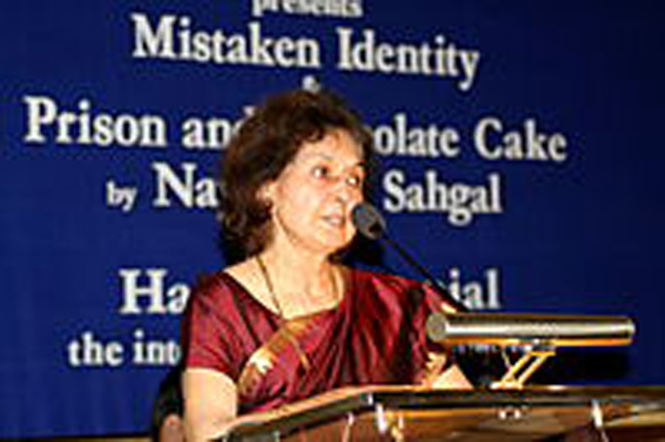 Nayantara Sahgal returns Sahitya Akademi Award