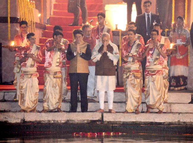 Modi, Abe reach Varanasi, worship Ganges 