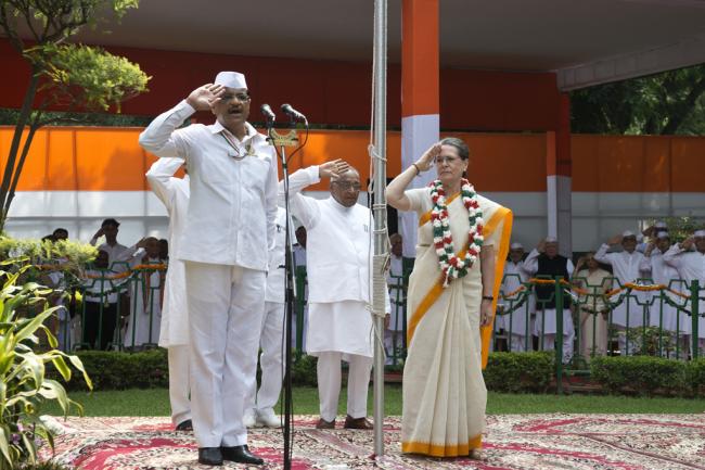Sonia Gandhi unfurls national flag on I-Day