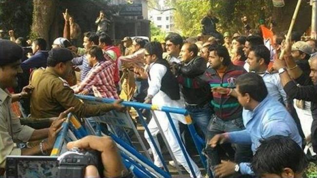 WB: Cops, journalists, protesters injured during BJP's law violation in North Dinajpur