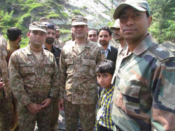 India hands over boy to Pakistan