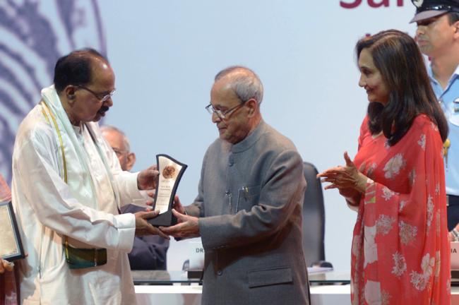 Pranab Mukherjee presents Saraswati Sammaan to M Veerappa Moily