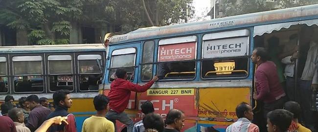 Kolkata: Two buses collide in Shyambazar, several hurt
