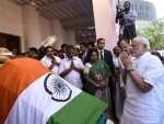 Arvind Kejriwal reaches Chennai, pays tribute to Jayalalithaa