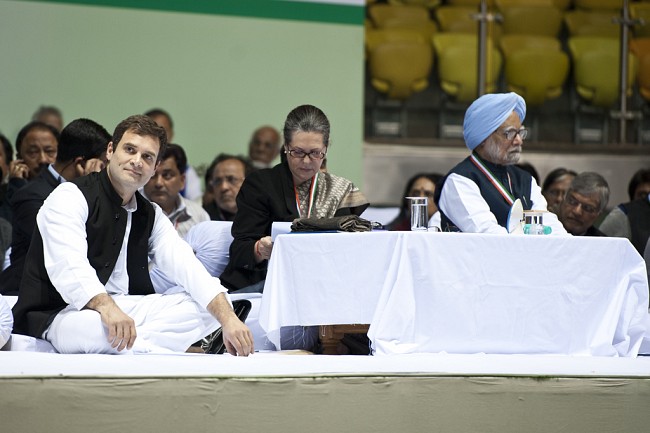 Sonia, Rahul, Manmohan detained briefly after they defy orders for march