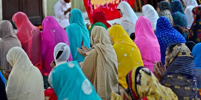 Hundreds of Muslim women offer Eid prayers at Lucknow eidgah