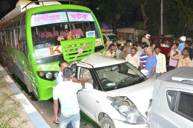 Speeding bus hits other cars near Kolkata, 4 injured