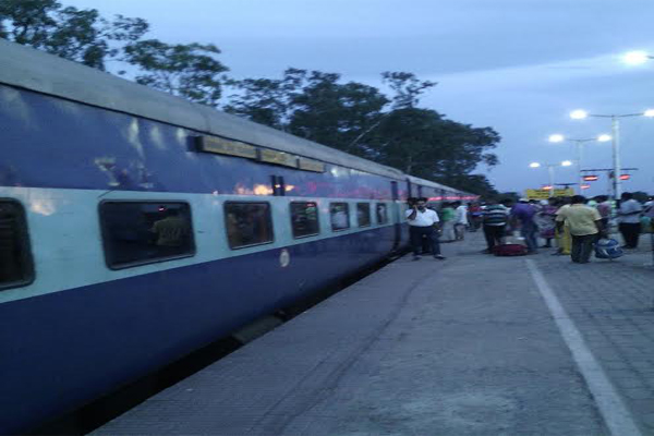 West Bengal: Passengers clash with rail-police following a robbery in running express train