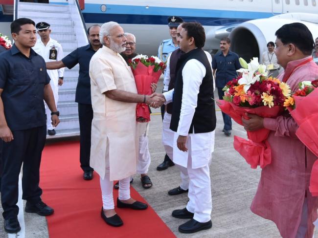 Narendra Modi reaches Lucknow to attend Vijaya Dashmi celebrations