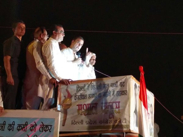 Rahul slams Modi, Kejriwal for making false promises