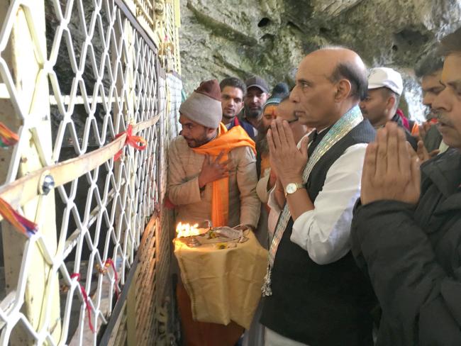 Rajnath Singh visits Amarnathji holy cave, Hazratbal shrine 