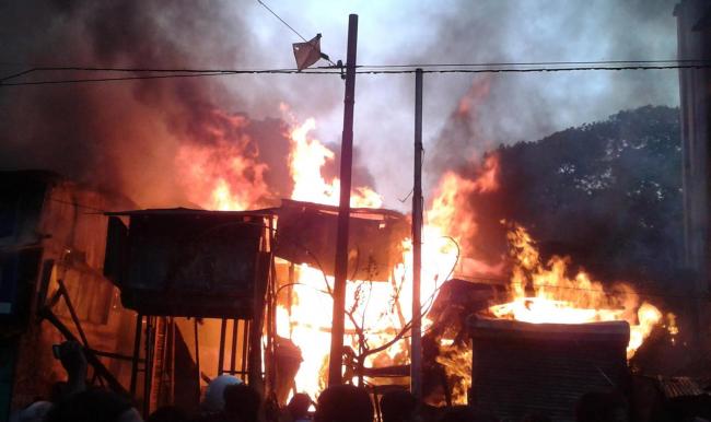  Kolkata: Illegal gas cylinder storage catches fire, 3 killed