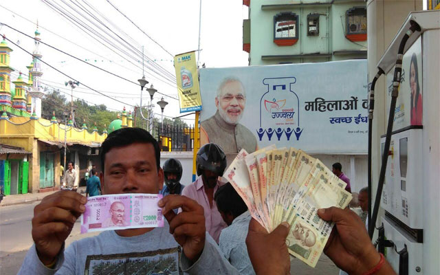 Long queues spotted in all banks, post office branches to exchange-deposit scrapped notes in NE region