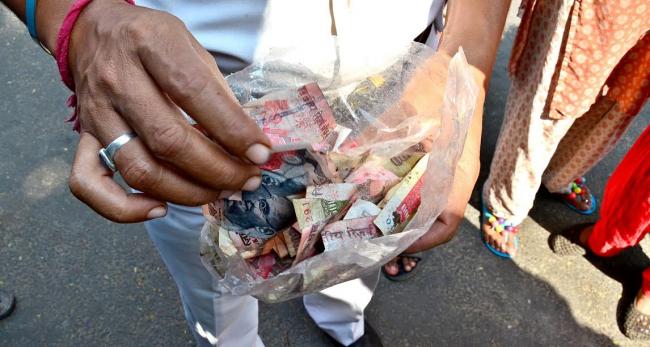Banned Rs. 500, 1000 notes found in Kolkata dustbin