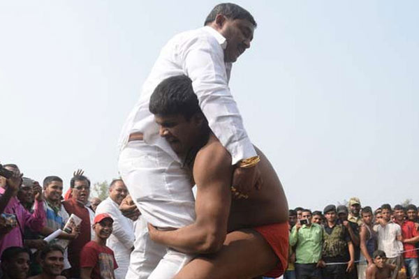Angry wrestler throws Bihar lawmaker down as he tries to give wrestling tips