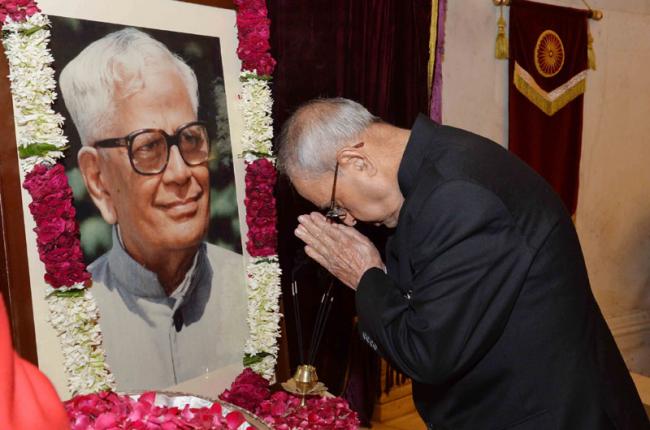 President pays floral tributes to R. Venkataraman on his birth anniversary 