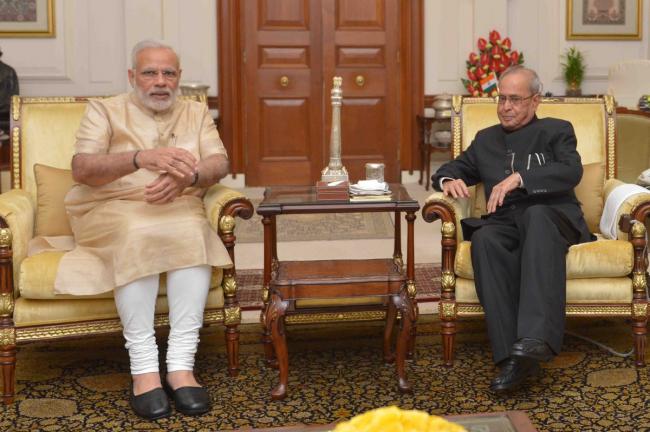 Narendra Modi meets President, briefs him on recent developments
