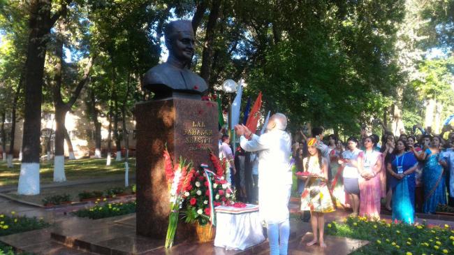 Tashkent: Narendra Modi pays floral tribute to Lal Bahadur Shastri