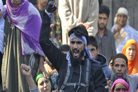 Kashmir :The militant seen in Sabzar Bhat's funeral surrenders