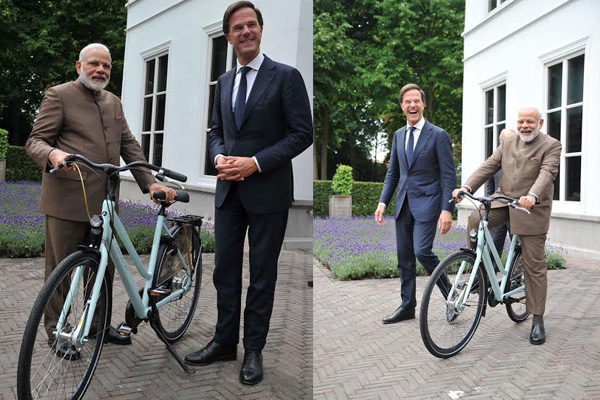 PM Modi rides a bi-cycle in Netherlands, thanks Dutch counterpart