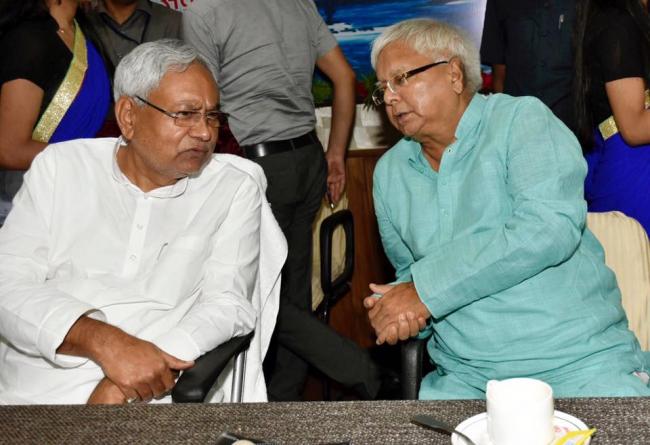 Nitish and Lalu holds separate meetings of legislators to discuss Tejashwi issue