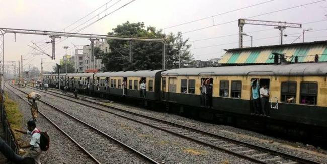 Four coaches of Mumbai local train derail, five injured