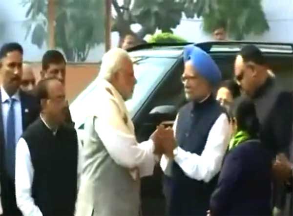 Modi-Manmohan shake hands days after after verbal tussle