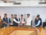 Sonowal presents cheque of Rs 10 lakh to boxer Ankushita Bodo
