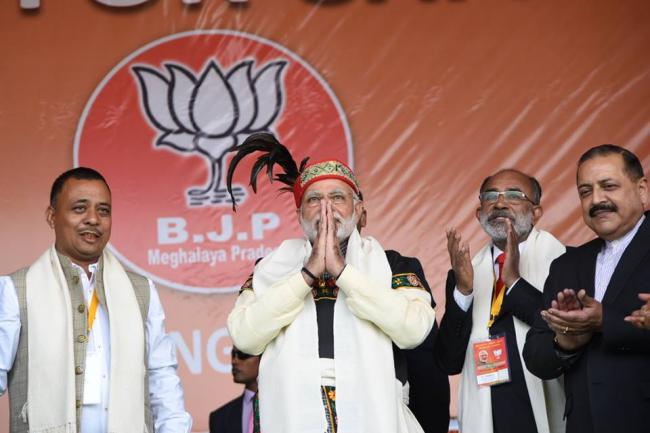 Modi wave still strong in Gujarat, uproots Congress in Himachal