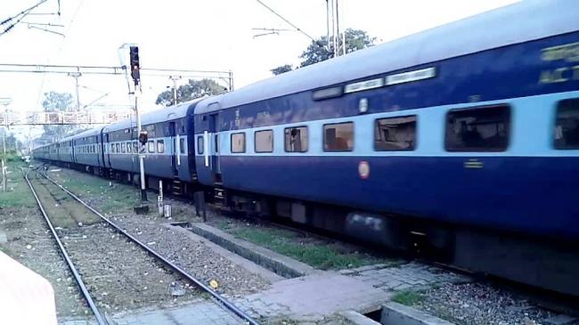 UP: Bomb scare forces evacuation of passengers from Akal Takht Express
