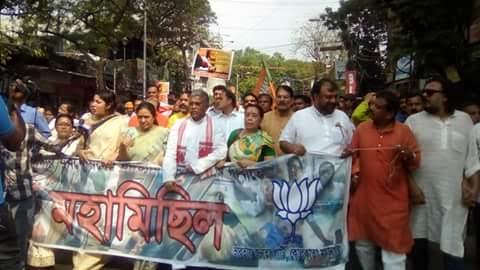 Kolkata: BJP activists hold protest march over Narada issue, scuffle with police