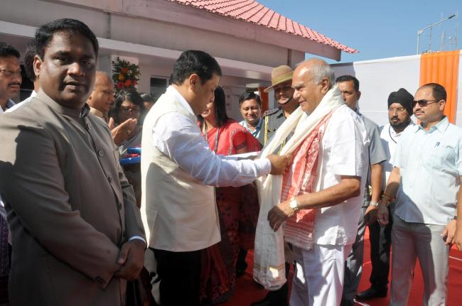 Sonowal bids farewell to Governor Banwarilal Purohit
