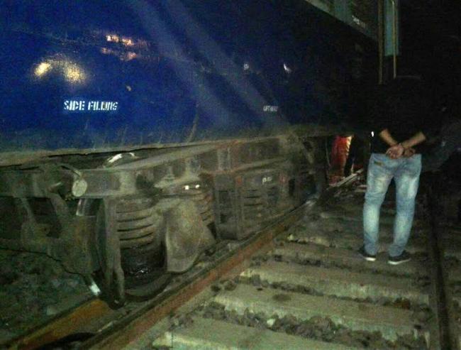 West Bengal: Rampurhat-Burdwan Express derails in Birbhum, no casualties