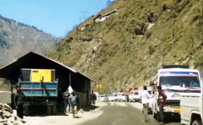 Bad road condition: One-way traffic on Jammu-Srinagar highway