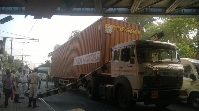 Kolkata: Truck gets stuck under Tollygunge rail bridge, traffic partly hit