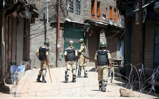 Jammu and Kashmir: Four policemen injured in militant attack