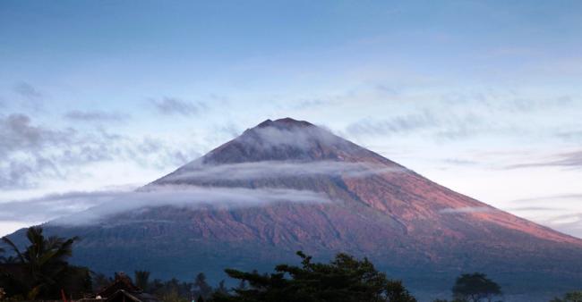 Bali: Thousands evacuated from active volcano site