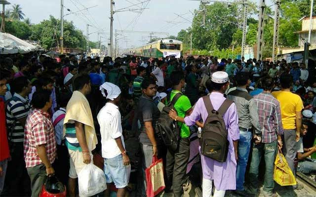 West Bengal: TET candidates block rail tracks at Barasat, clash with police, commuters