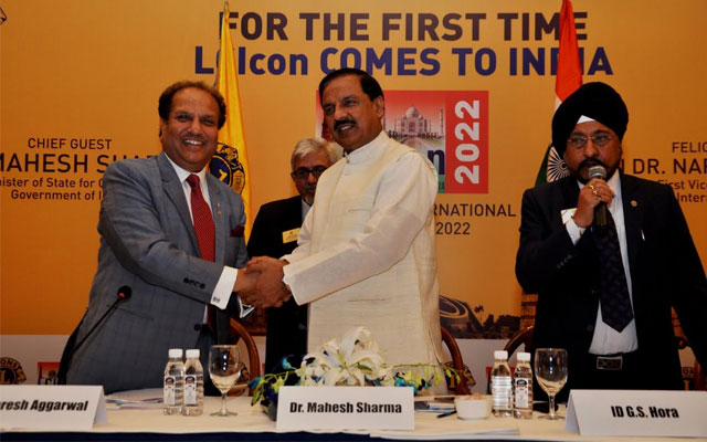 Dr Naresh Aggarwal, First Vice President, Lions Clubs International and Chairman, LCIcon 2022 greeting Minister of State for Culture and Tourism Dr Mahesh Sharma in the event to announce the LCIcon 2022 being held 1st t