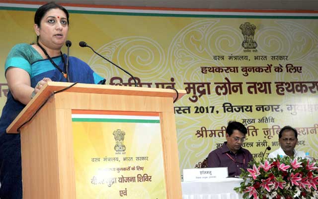 Weavers to be provided wide array of Government services through Weavers' Service Centres: Smriti Zubin Irani