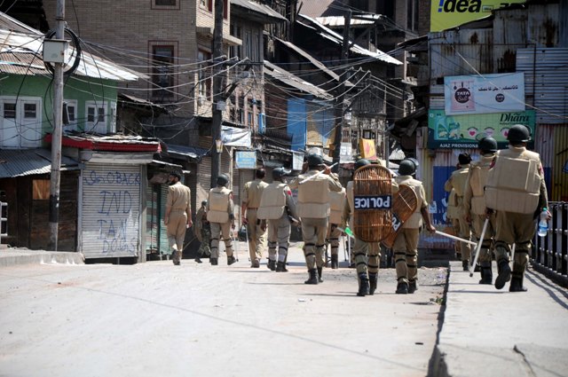 Police constable escapes with 4 rifles in Kashmir