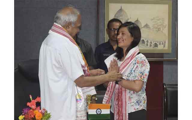 Assam Governor felicitates mountaineer Anshu Jamsenpa